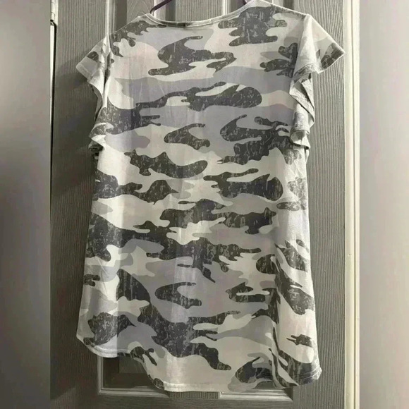 Women’s camo top with rounded neck & rounded bottom with ruffle sleeves Size LG - Picture 5 of 7